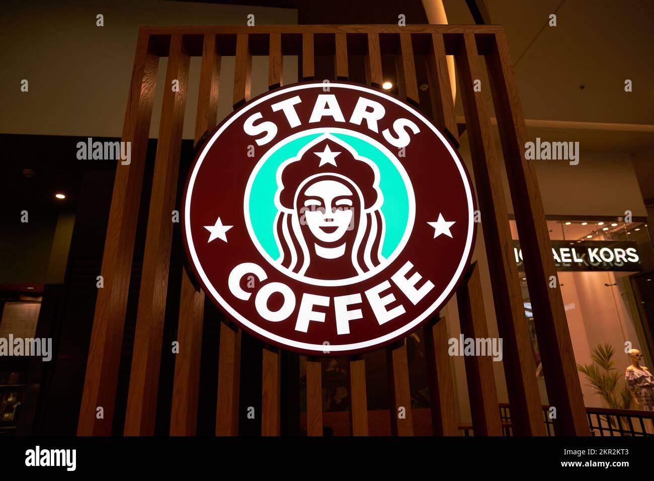 SAN PIETROBURGO, RUSSIA - CIRCA SETTEMBRE, 2022: Primo piano di Stars Coffee segno come visto nel Galeria Shopping Mall. Star Coffee ha sostituito Starbucks Foto Stock