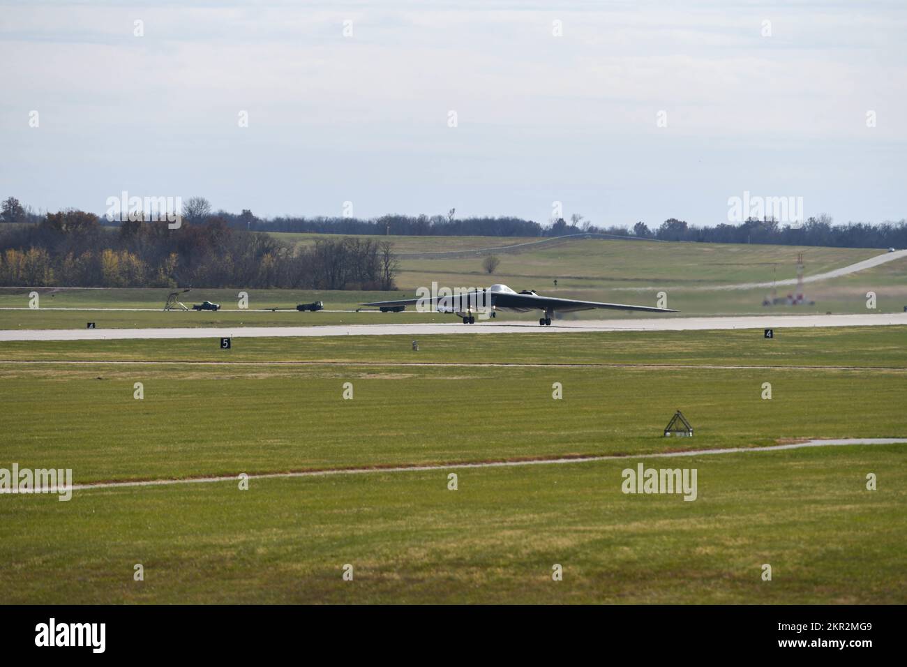 Un bombardiere stealth B-2 Spirit assegnato ai taxi della Bomb Wing 509th lungo la pista della Whiteman Air Force base, Missouri, 7 novembre 2022. Il B-2 ha partecipato a Spirit Vigilance, un esercizio di allenamento di routine progettato per testare la disponibilità dell’ala a condurre operazioni di deterrenza e combattimento. (STATI UNITI Air Force foto di Airman 1st Classe Hailey Farrell) Foto Stock