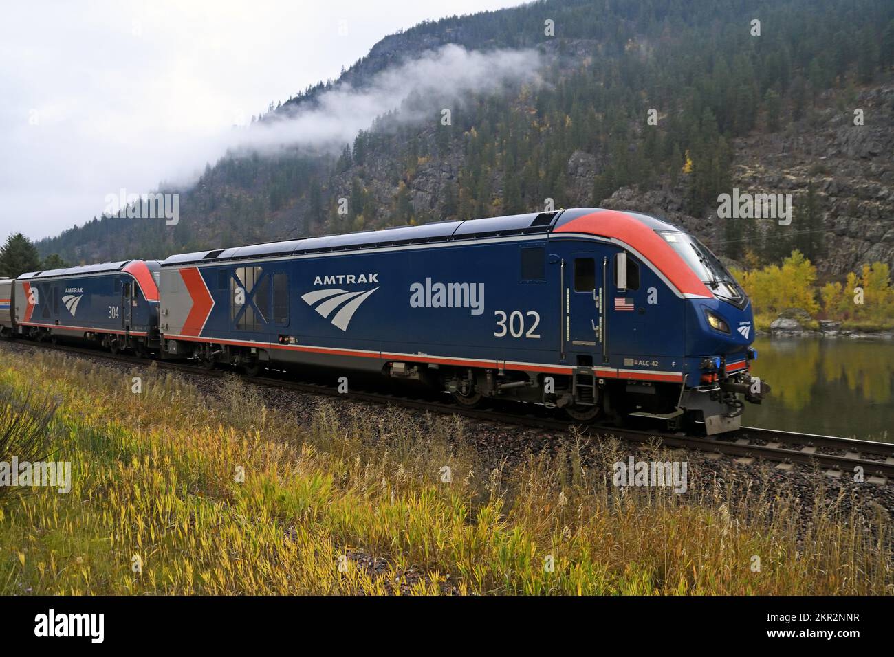 Treno passeggeri Amtrak lungo la rotta Empire Builder che attraversa la valle del fiume Kootenai nel Montana nord-occidentale. (Foto di Randy Beacham) Foto Stock