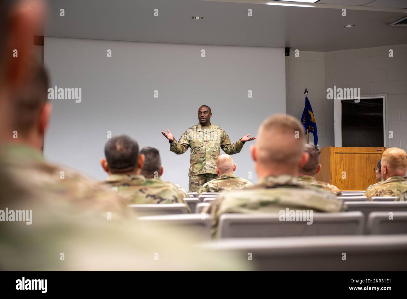 STATI UNITI Maurice L. Williams, capo del comando, la Guardia Nazionale aerea parla alla forza arruolata durante una visita alla 180th Fighter Wing (FW) della Guardia Nazionale dell'Ohio a Swanton, Ohio, 6 novembre 2022. Williams ha visitato il 180 FW per condividere la sua visione per le qualità di leadership e ha valutato le dinamiche e le esigenze uniche di Airmen e delle loro unità. Foto Stock