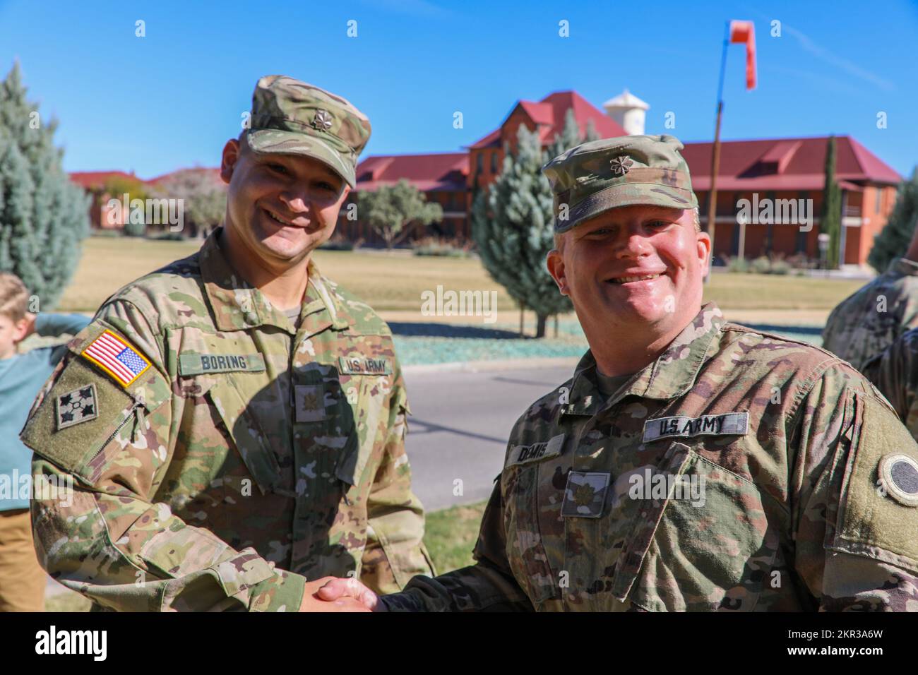 STATI UNITI Robert noioso, di sinistra, un assistente di aviazione ufficiale, e gli Stati Uniti Demis, a destra, ufficiale dello staff di comunicazione, assegnato sia alla sede centrale che alla sede centrale, 37th squadra di combattimento della Brigata di fanteria, posa per una foto durante una cerimonia di promozione a Fort Bliss, Texas, 6 novembre 2022. Durante la cerimonia noioso, accanto agli Stati Uniti Esercito CPT. Nathan Dana, anch'esso del 37th IBCT, fu riconosciuto per il suo continuo patriottismo, valore, fedeltà e dedizione agli Stati Uniti, al suo popolo e al suo esercito, e fu così promosso al rango di maggiore. Foto Stock