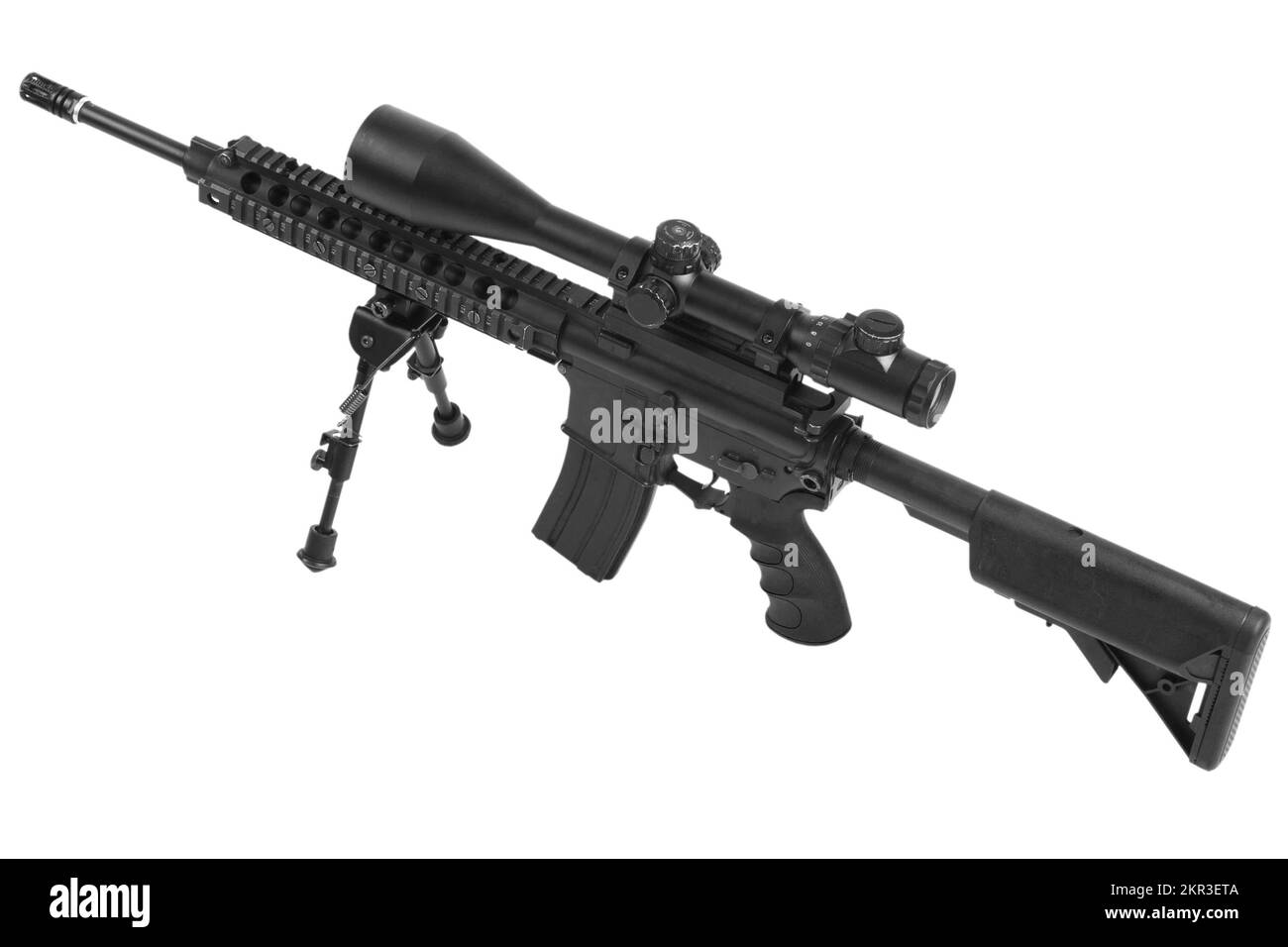 AR-15 fucile d'assalto con bipod isolato su fondo bianco Foto Stock