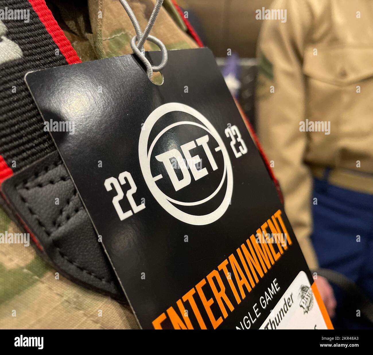 DETROIT, Michigan. - Un pass di intrattenimento per i militari è appeso al collo di un membro del servizio durante il gioco Detroit Pistons Military Appreciation (Hoops for Troules) del 7 novembre 2022. (Foto riserva dell'esercito di Sgt. Robert Torres, 220th distaccamento degli affari pubblici). Gli Specialisti di comunicazione di massa dell'Army Public Affairs (46S) sono professionisti addestrati con un insieme vario di abilità che consentono loro di sostenere gli Stati Uniti E mostrare i loro sforzi, attraverso la creazione di prodotti di media digitali, contenuti di social media, storie di presentazione, articoli di notizie, radiodiffusione, e altro ancora. Public Affairs 46S aiuta Foto Stock