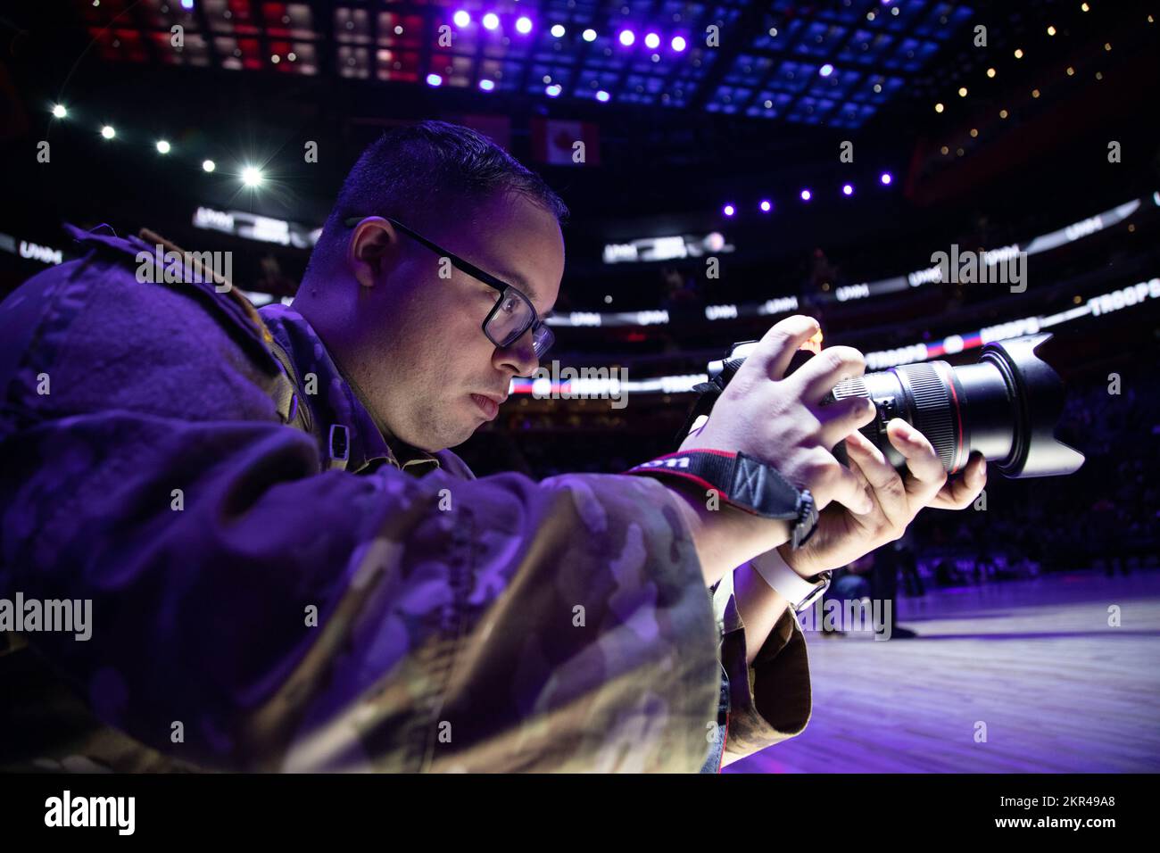 DETROIT, Michigan. Isaac Copeland, specialista delle comunicazioni di massa con il distaccamento degli affari pubblici del 220th, fotografa la lettura della Vecchia Gloria durante il gioco Detroit Pistons Military Appreciation (Hoops for Troules) 7 novembre 2022. (Foto riserva dell'esercito di Sgt. Robert Torres, 220th distaccamento degli affari pubblici). Gli Specialisti di comunicazione di massa dell'Army Public Affairs (46S) sono professionisti addestrati con un insieme vario di abilità che consentono loro di sostenere gli Stati Uniti E mostrare i loro sforzi, attraverso la creazione di prodotti multimediali digitali, contenuti di social media, storie di funzionalità, articoli di notizie, r Foto Stock
