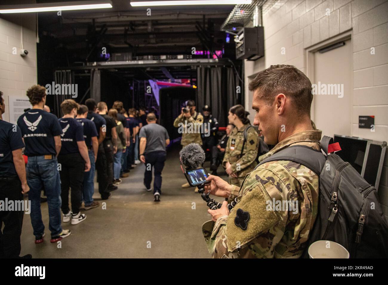 DETROIT, Michigan. – I soldati con il distaccamento degli Affari pubblici del 220th si preparano a coprire un giuramento multiservizio di arruolamento durante il gioco Detroit Pistons Military Appreciation (Hoops for Troules) del 7 novembre 2022. (Foto riserva dell'esercito di Sgt. Robert Torres, 220th distaccamento degli affari pubblici). Gli Specialisti di comunicazione di massa dell'Army Public Affairs (46S) sono professionisti addestrati con un insieme vario di abilità che consentono loro di sostenere gli Stati Uniti E mostrare i loro sforzi, attraverso la creazione di prodotti di media digitali, contenuti di social media, storie di presentazione, articoli di notizie, radiodiffusione, e altro ancora. Foto Stock