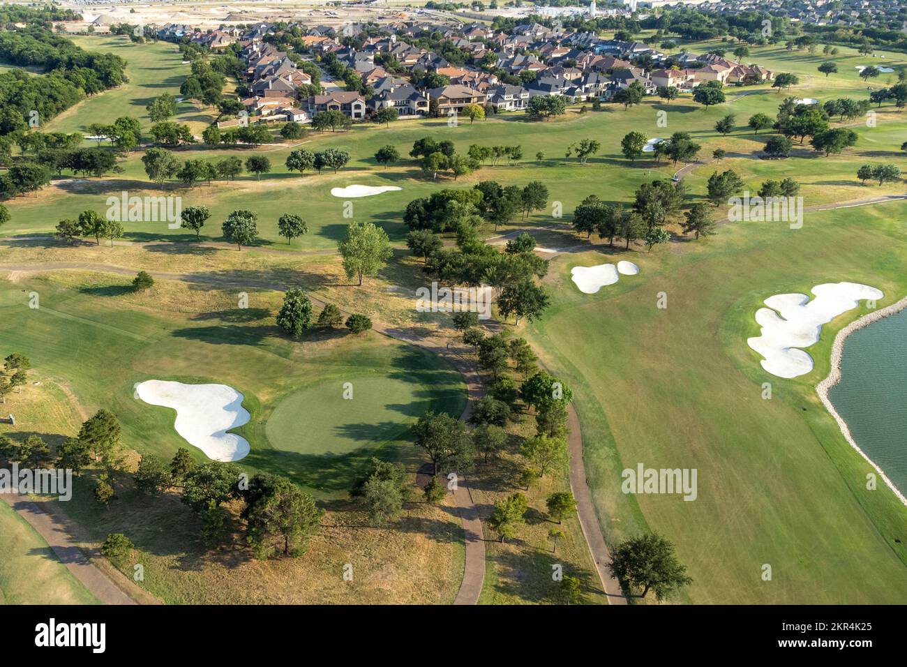 Panoramica aerea delle ville di lusso situate intorno alla zona verde e campo da golf in estate Foto Stock