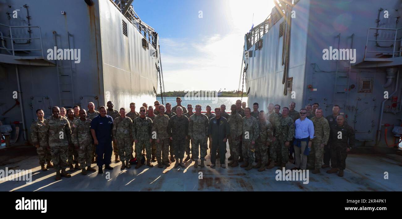 Il 8th Theater sostenibile Command ha ospitato gli Stati Uniti Comando Indo-Pacific (USINDOPACOM) Comandanti a bordo della nave di supporto logistico 3 (LSV3), Gen Brehon B. Somervell, durante la Conferenza dei Comandanti INDOPACOM il 7 novembre 2022, presso la base congiunta Pearl Harbor Hickam, Hawaii. I comandanti dell'INDOPACOM e la parte di accompagnamento hanno ricevuto una serie di briefing sulle capacità, le operazioni e le attività sulla Brigata dell'Ingegnere 130th, il distaccamento dell'esercito 7th, i sistemi di imbarcazioni dell'esercito e le operazioni e il supporto di supporto nell'area delle operazioni del Pacifico. Foto Stock