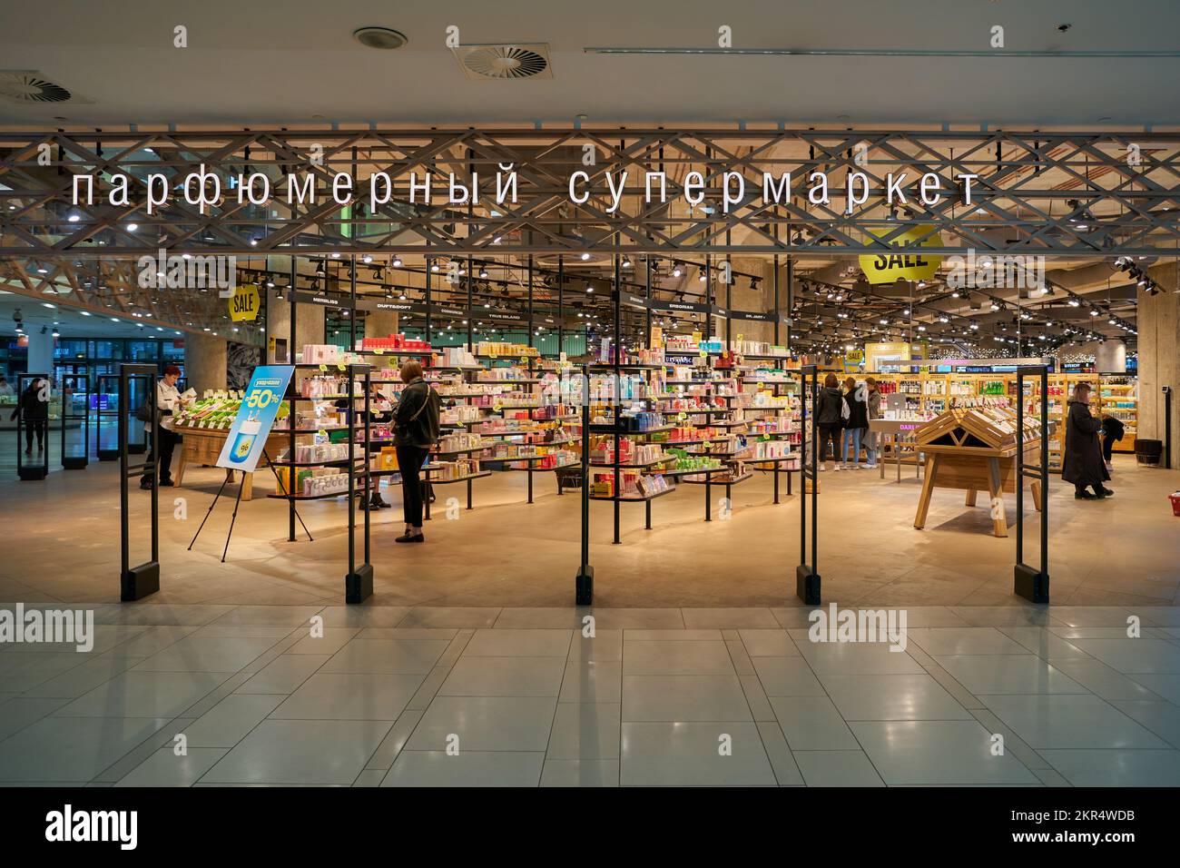SAN PIETROBURGO, RUSSIA - CIRCA SETTEMBRE 2022: Ingresso al negozio Gold Apple al centro commerciale Nevsky Centre. La mela d'oro è una catena russa di bellezza Foto Stock