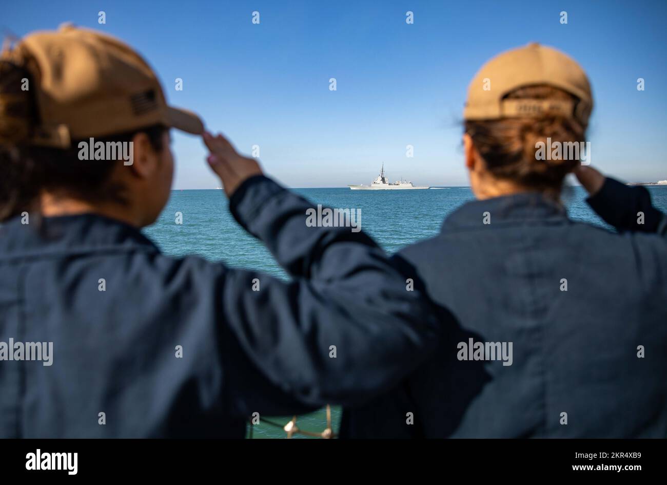 STAZIONE NAVALE ROTA, Spagna (7 novembre 2022) i marinai a bordo del cacciatorpediniere missilistico guidato di classe Arleigh Burke USS Roosevelt (DDG 80) rendono onore alla marina spagnola Álvaro de Bazán, fregata missilistica guidata di classe Blas de Lezo (F103) quando la nave arriva alla Stazione navale Rota, Spagna, per una breve sosta per carburante, 7 novembre 2022. Roosevelt è in fase di implementazione pianificata negli Stati Uniti Naval Forces Europe area of Operations, impiegato dagli Stati Uniti Sesta flotta per difendere gli interessi degli Stati Uniti, alleati e partner. Foto Stock