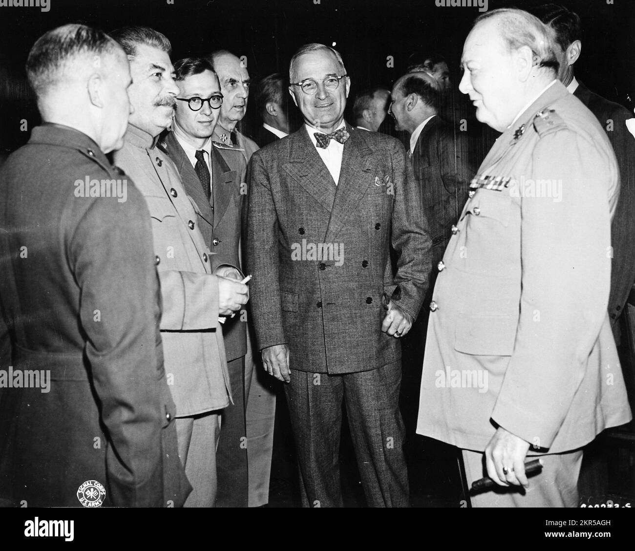 Joseph Stalin, Harry S. Truman e Winston Churchill alla Conferenza di Potsdam nel luglio 1945. Questa conferenza è stata l'ultima volta che i leader bigtre si sono riuniti ed è stato in questa conferenza che Stalin ha informato Churchill e Truman dei suoi piani postbellici. Foto Stock