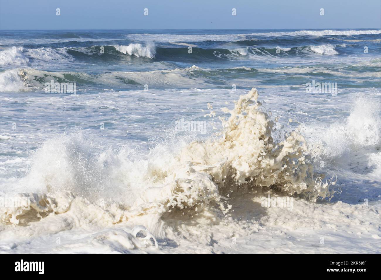 La superficie turbolenta dell'Oceano Pacifico durante una marea del re - una marea estremamente alta - a Yachats, Oregon. Foto Stock