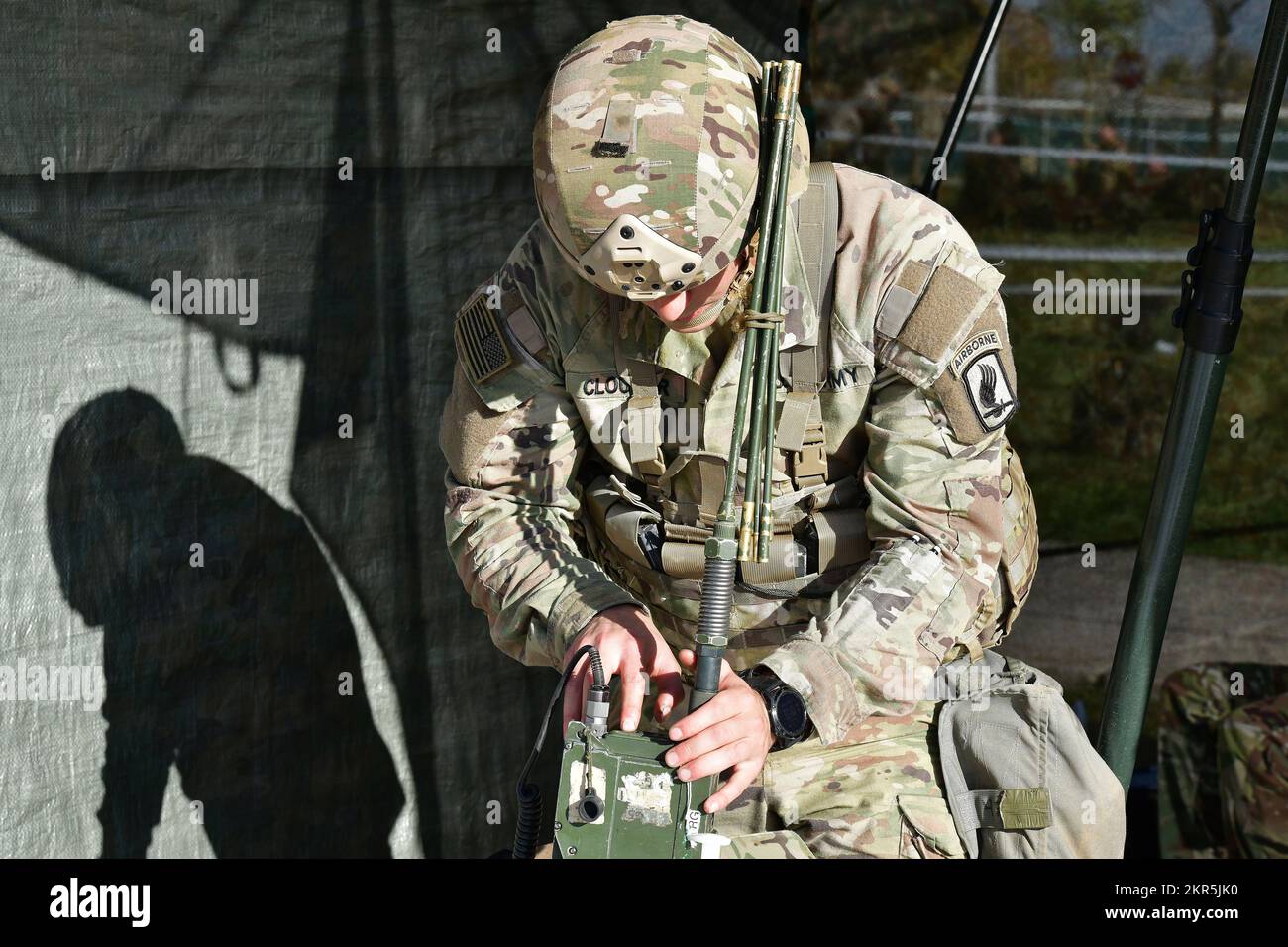 NEGLI STATI UNITI Il paracadutista dell'esercito assegnato alla Brigata 173rd Airborne effettua un controllo radio durante i test di corsia nell'ambito della formazione Expert Infantryman Badge, Expert Soldier Badge e Expert Field Medical Badge a Caserma del DIN, Vicenza, Italia, 8 novembre 2022. I soldati devono completare un certo numero di prerequisiti e superare una batteria di test graduati sulle abilità di fanteria di base. Lo scopo di questa formazione è di costruire fiducia e competenza all'interno delle nostre formazioni sulle abilità e le tattiche di base del soldato e contribuire a sostenere il ruolo dell'Esercito come organizzazione di soldati letali, disciplinati e professionali Foto Stock