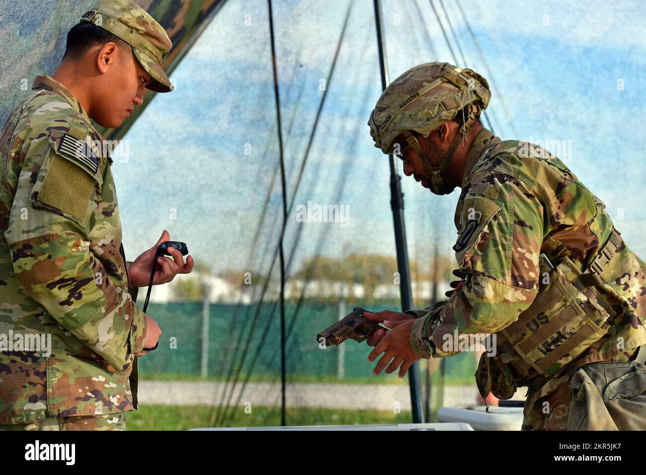 NEGLI STATI UNITI Army Paratrooper assegnato alla Brigata 173rd Airborne, svolge una funzione di pistola M17 durante i test di corsia come parte del Badge Expert Infantryman, Badge Expert Soldier e Training Expert Field Medical Badge a Caserma del DIN, Vicenza, Italia, 8 novembre 2022. I soldati devono completare un certo numero di prerequisiti e superare una batteria di test graduati sulle abilità di fanteria di base. Lo scopo di questa formazione è quello di costruire fiducia e competenza all'interno delle nostre formazioni sulle abilità e le tattiche di base del soldato e contribuire a sostenere il ruolo dell'Esercito come organizzazione di soldie letali, disciplinate e professionali Foto Stock