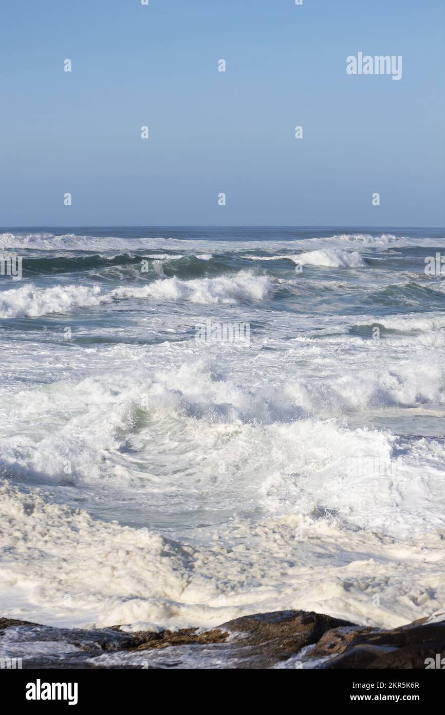 La superficie turbolenta dell'Oceano Pacifico durante una marea del re - una marea estremamente alta - a Yachats, Oregon. Foto Stock