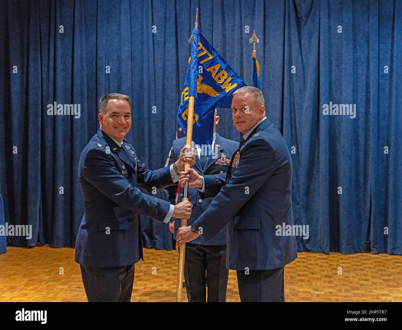 Il Colonnello Jason Vationi (a sinistra), comandante della 377th Air base Wing, passa il 377th Test and Evaluation Group guidon al Colonnello Christopher Cruise (a destra), comandante entrante della 377 TEG, durante una cerimonia di stand-up il 8 novembre 2022 alla Vandenberg Space Force base, California. (Foto di MSgt Guy McCutcheon, 576 FLTS) Foto Stock