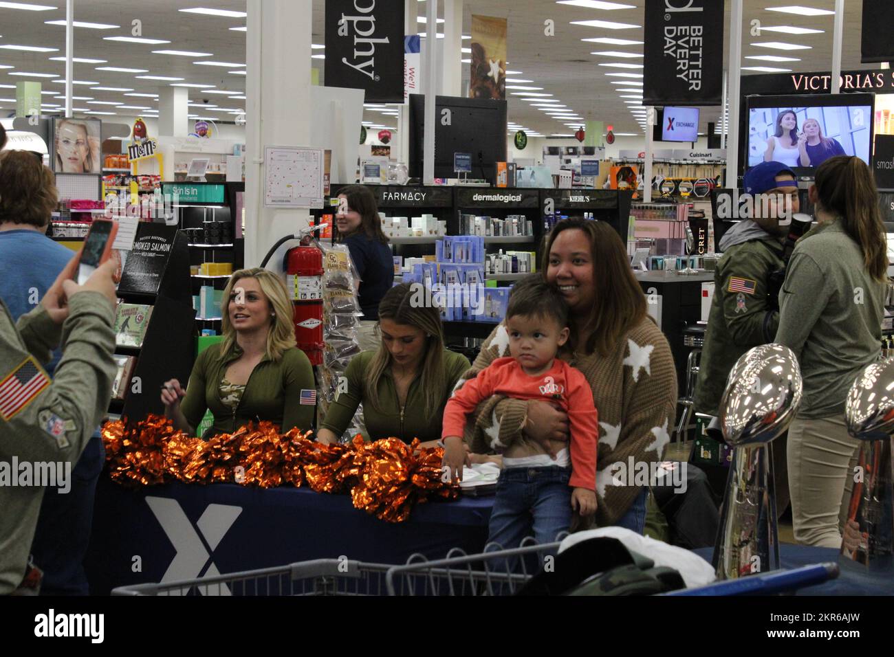 In onore del Veterans Day, la squadra di calcio Broncos e cheerleaders sono venuti e hanno visitato famiglie e soldati al ft. Carson Exchange. I fan hanno potuto incontrare i giocatori, ottenere cimeli firmati e posa con la squadra di tifosi del Bronco. Si è trattato di un grande evento organizzato dalla USAA e dai Broncos come un saluto al servizio per tutti i nostri militari a ft. Carson, CO. (Esercito USA/Capt. Brian Sutherland) Foto Stock