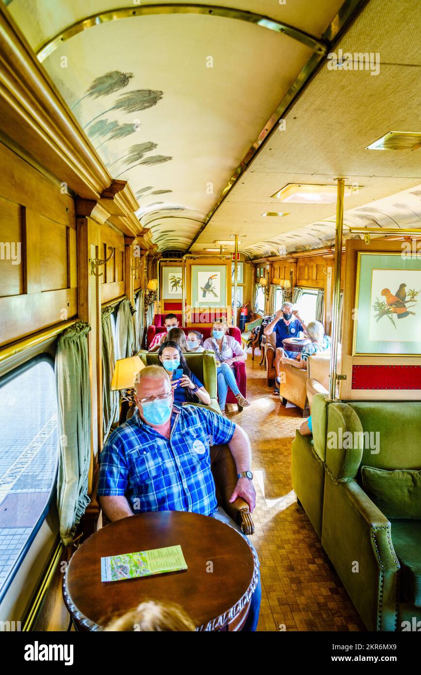 Curitiba, Brasile, 21 gennaio 2022: Interno di un'auto di lusso di Serra Verde Express - un treno turistico che viaggia percorso panoramico tra Curitiba e Morrete Foto Stock
