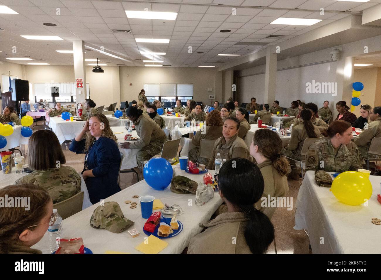 Le donne discutono in piccoli gruppi gli ostacoli che hanno dovuto affrontare e come superarli durante una discussione di lavoro femminile sulla Joint base McGuire-Dix-Lakehurst, N.J., 9 novembre 2022. La 305th Air Mobility Wing ha ospitato una "Women of the MXG Empowerment Breakfast". La colazione ha fornito risorse e opportunità di networking, consentendo ai partecipanti di condividere le loro diverse esperienze, esperienze, dati demografici, prospettive e pensieri che sono essenziali per il nostro successo finale in un ambiente globale sempre più competitivo e dinamico. Foto Stock