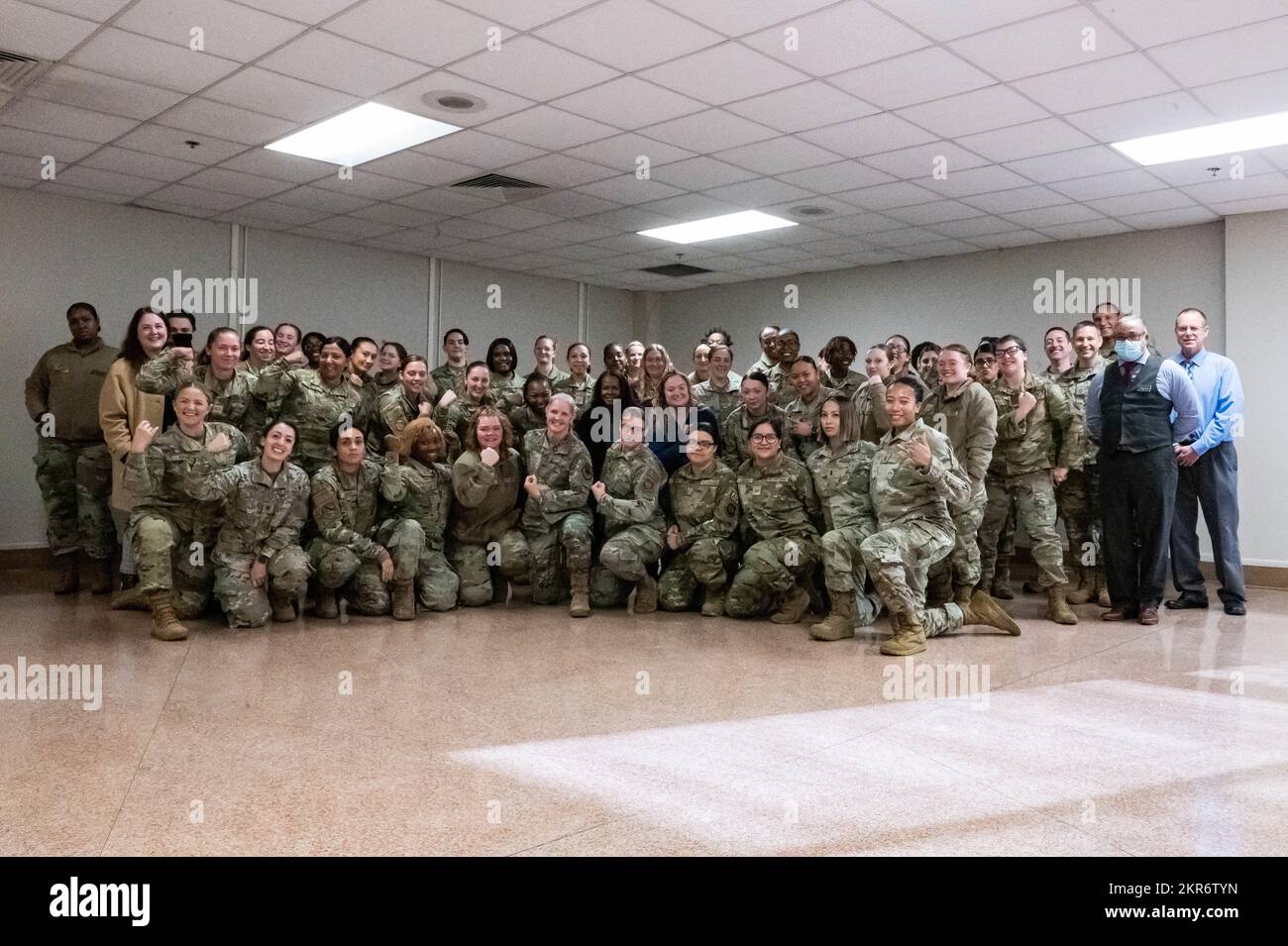 I partecipanti alla colazione si posano per una foto di gruppo dopo la discussione sulla Joint base McGuire-Dix-Lakehurst, N.J., 9 novembre 2022. La 305th Air Mobility Wing ha ospitato una "Women of the MXG Empowerment Breakfast". La colazione ha fornito risorse e opportunità di networking, consentendo ai partecipanti di condividere le loro diverse esperienze, esperienze, dati demografici, prospettive e pensieri che sono essenziali per il nostro successo finale in un ambiente globale sempre più competitivo e dinamico. Foto Stock