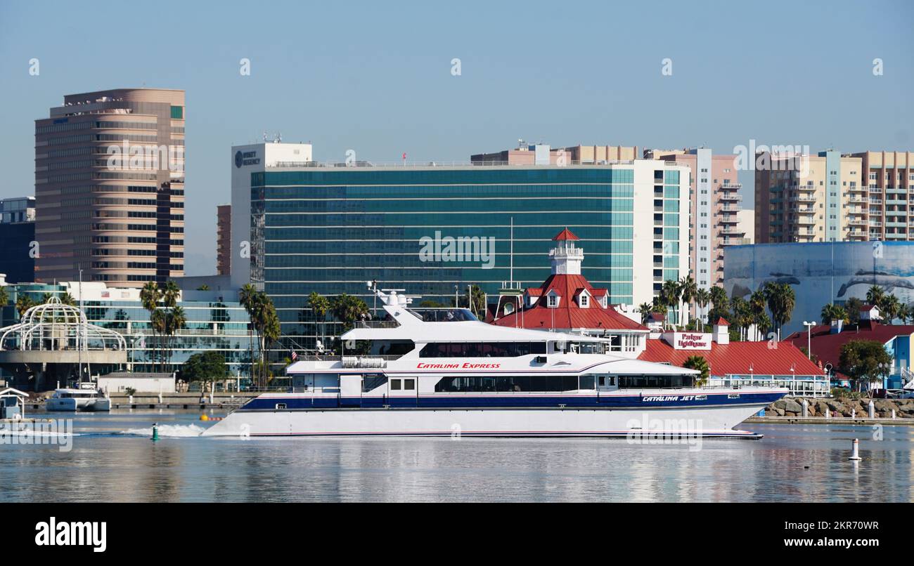 Long Beach, California, U.S.A - 12 novembre 2022 - Catalina Express barca con lo sfondo degli edifici della città lungo Queensway Bay su un su Foto Stock