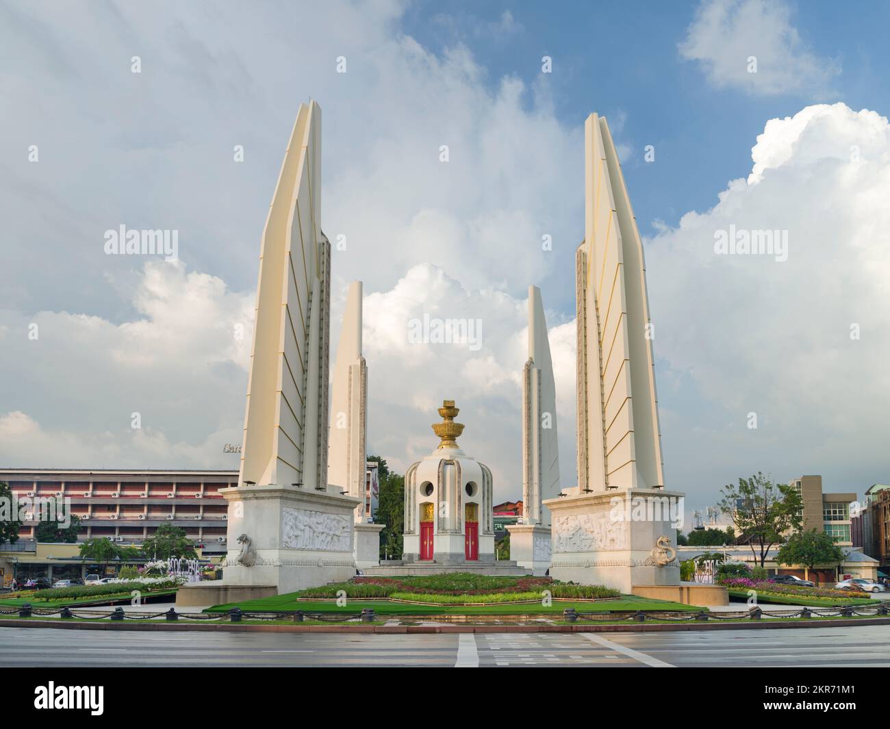 Bangkok, Thailandia. Novembre 25, 2022. Monumento alla democrazia a Bangkok, Thailandia. Si tratta di un monumento pubblico situato nel centro della città. Nuovo decor APEC 2022 Foto Stock