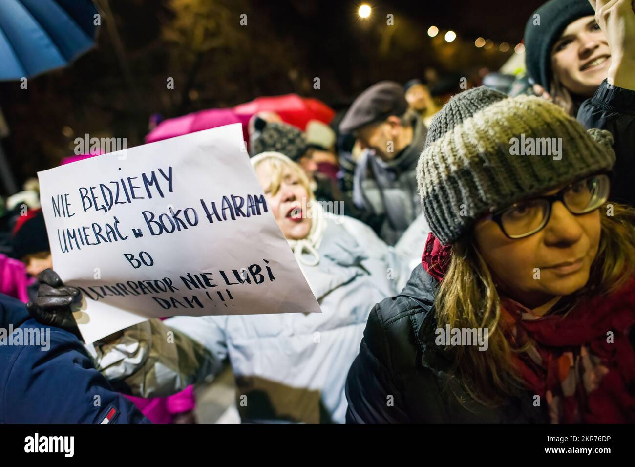 Un manifestante tiene un cartello che esprime la propria opinione durante la manifestazione fuori dalla casa di Kaczynski a Varsavia. In occasione del 104th° anniversario del diritto di voto delle donne in Polonia, Centinaia di polacchi hanno protestato a Varsavia contro ciò che sentono come disprezzo contro le donne e l'erosione dei loro diritti ai sensi del partito conservatore Law and Justice (PIS) di fronte alla casa del leader del partito Jaroslaw Kaczynski. I manifestanti si oppongono a un divieto quasi totale di aborto spinto dal partito due anni fa. Sono arrabbiati dopo che Kaczynski durante una riunione pubblica ha recentemente accusato il basso tasso di natalità del paese Foto Stock