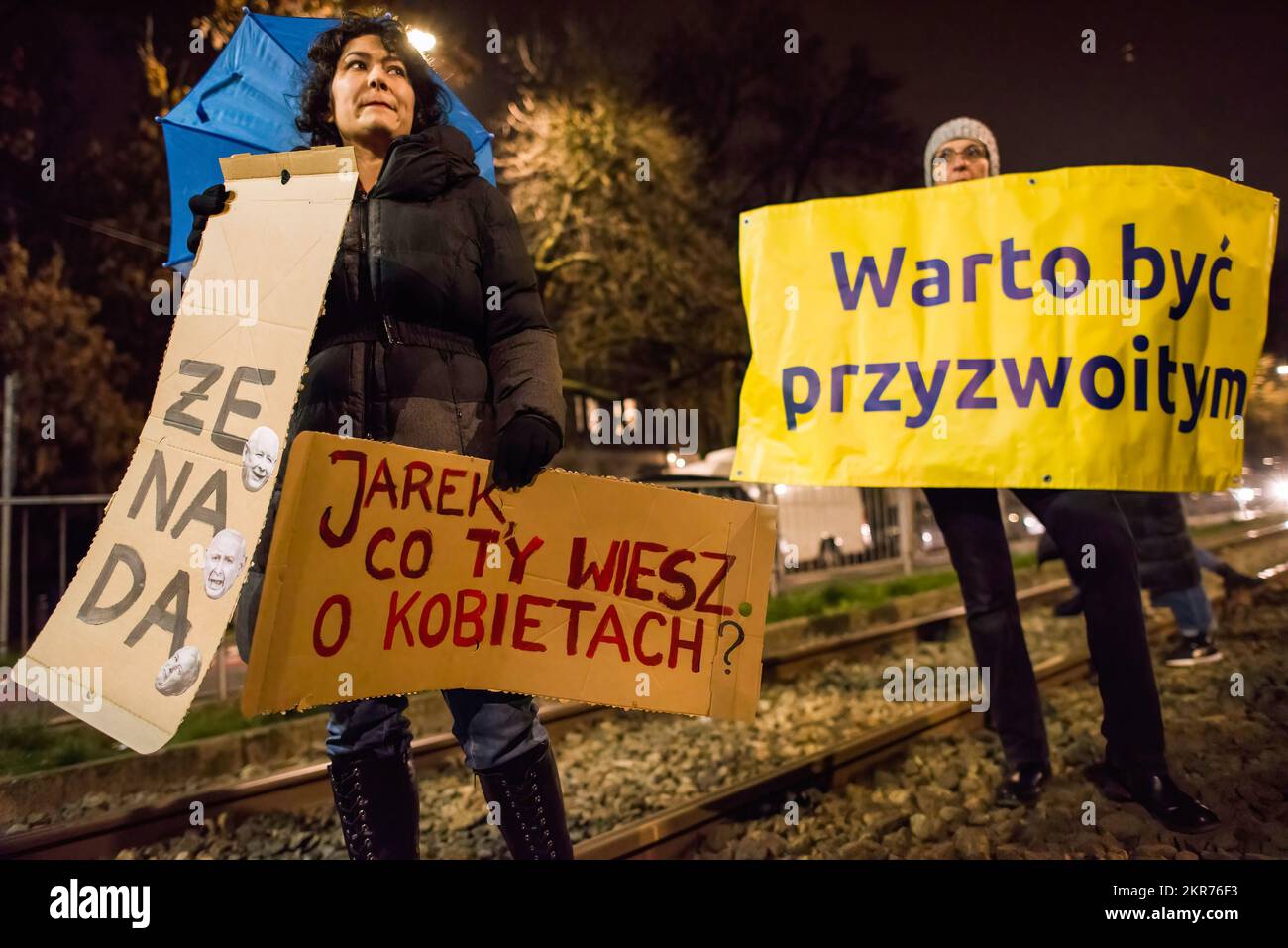 I manifestanti tengono cartelli che esprimono opinioni durante la manifestazione fuori dalla casa di Kaczynski a Varsavia. In occasione del 104th° anniversario del diritto di voto delle donne in Polonia, Centinaia di polacchi hanno protestato a Varsavia contro ciò che sentono come disprezzo contro le donne e l'erosione dei loro diritti ai sensi del partito conservatore Law and Justice (PIS) di fronte alla casa del leader del partito Jaroslaw Kaczynski. I manifestanti si oppongono a un divieto quasi totale di aborto spinto dal partito due anni fa. Sono arrabbiati dopo che Kaczynski durante una riunione pubblica ha recentemente accusato il basso tasso di natalità del paese Foto Stock