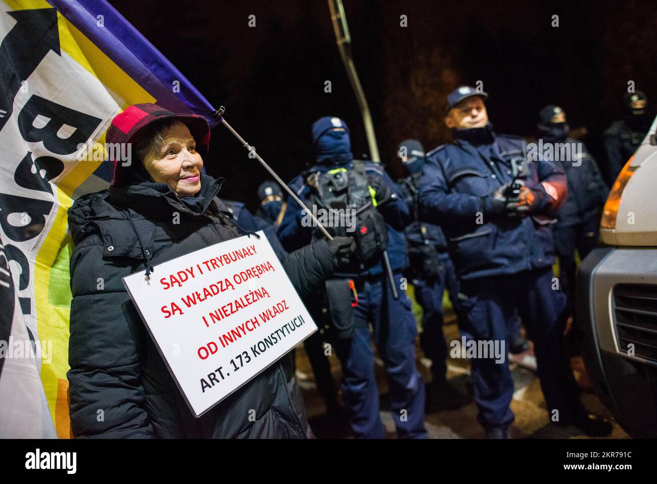 Un manifestante tiene un cartello che esprime la propria opinione durante la manifestazione fuori dalla casa di Kaczynski a Varsavia. In occasione del 104th° anniversario del diritto di voto delle donne in Polonia, Centinaia di polacchi hanno protestato a Varsavia contro ciò che sentono come disprezzo contro le donne e l'erosione dei loro diritti ai sensi del partito conservatore Law and Justice (PIS) di fronte alla casa del leader del partito Jaroslaw Kaczynski. I manifestanti si oppongono a un divieto quasi totale di aborto spinto dal partito due anni fa. Sono arrabbiati dopo che Kaczynski durante una riunione pubblica ha recentemente accusato il basso tasso di natalità del paese Foto Stock
