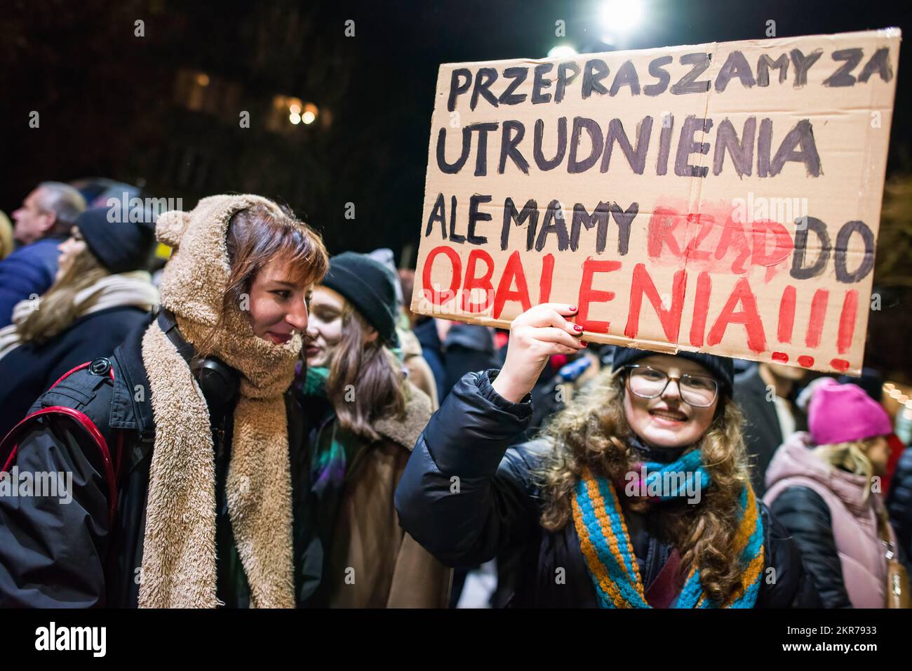 Un manifestante tiene un cartello che esprime la propria opinione durante la manifestazione fuori dalla casa di Kaczynski a Varsavia. In occasione del 104th° anniversario del diritto di voto delle donne in Polonia, Centinaia di polacchi hanno protestato a Varsavia contro ciò che sentono come disprezzo contro le donne e l'erosione dei loro diritti ai sensi del partito conservatore Law and Justice (PIS) di fronte alla casa del leader del partito Jaroslaw Kaczynski. I manifestanti si oppongono a un divieto quasi totale di aborto spinto dal partito due anni fa. Sono arrabbiati dopo che Kaczynski durante una riunione pubblica ha recentemente accusato il basso tasso di natalità del paese Foto Stock