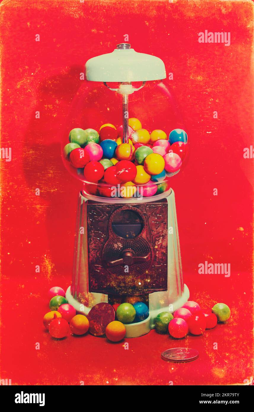 Negozio di caramelle vintage foto di una gomma retrò macchina a sfera con artefatti da ruggine su fondo rosso rustico Foto Stock