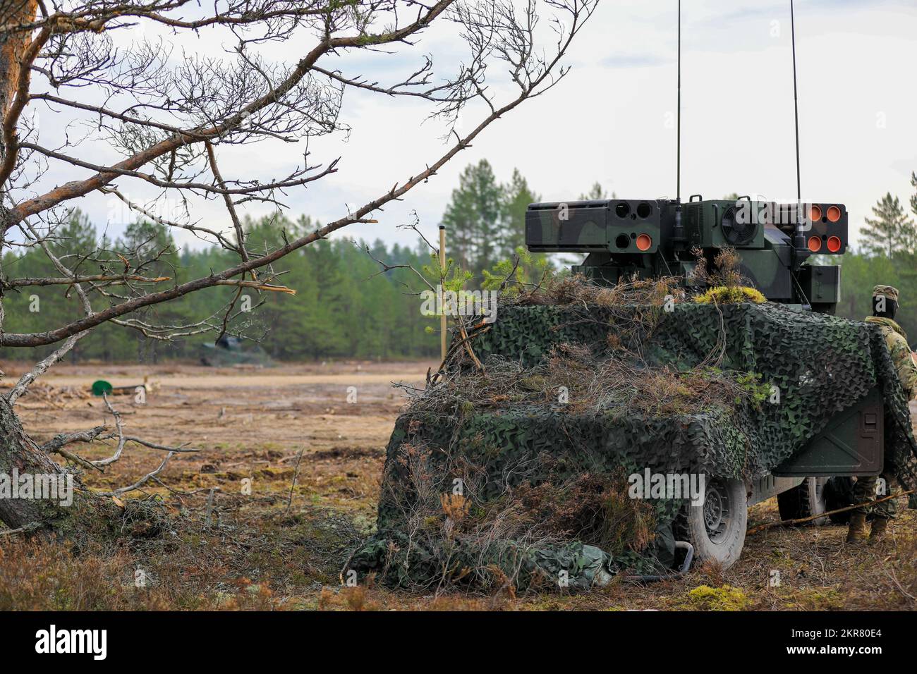 STATI UNITI Soldati assegnati a Bravo Battery, Death Dealers, 2nd battaglione, 174th Air Defense Artillery Regiment (2-174 ADA), operativamente controllati da 1st Divisione di Fanteria (1 ID) manovra un SISTEMA di difesa aerea AN/TWQ-1 Avenger in grado di condurre operazioni di tracciamento del plotone durante l'operazione incontro ravvicinato esercizio di addestramento sul campo a Camp Ādaži, Lettonia, 9 novembre 2022. L'ADA 2-174 è tra le altre unità assegnate all'ID 1, orgogliosamente lavorando insieme agli alleati della NATO e ai partner di sicurezza regionale per fornire forze credibili da combattimento al V Corps, il corpo americano schierato in avanti in Europa. Foto Stock