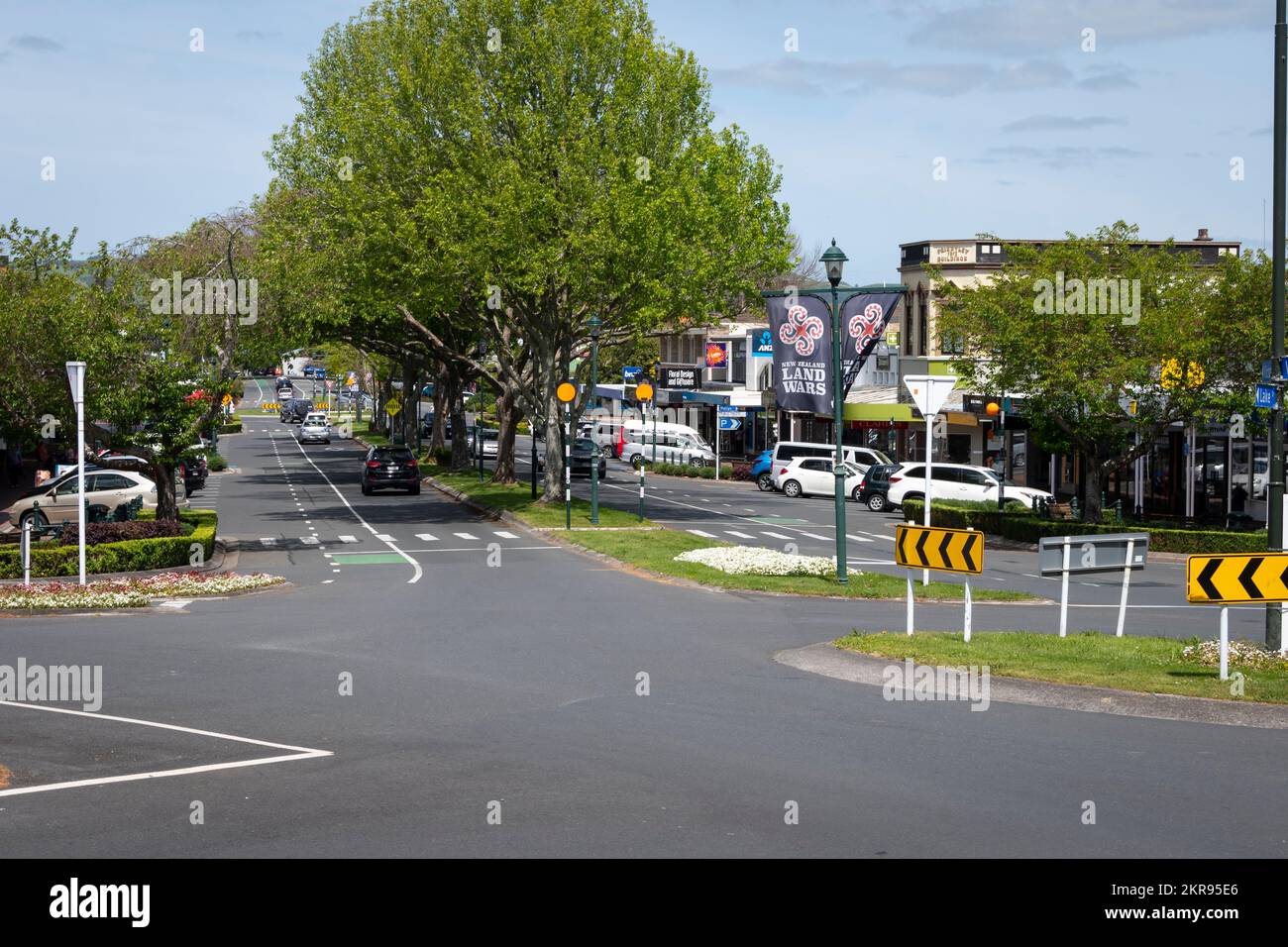 Negozi e alberi in Victoria Street, Cambridge, Waikato, North Island, Nuova Zelanda Foto Stock