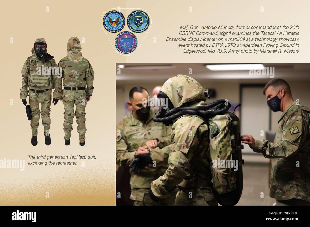 La tuta TacHazE di terza generazione, escluso il rebreather. Antonio Munera, ex comandante del comando CBRNE 20th, (a destra) esamina il display Tactical All Hazards Ensemble (al centro di un manichino) in un evento di presentazione della tecnologia organizzato da DTRA JSTO presso l'Aberdeen Proving Ground di Edgewood, Md Foto Stock