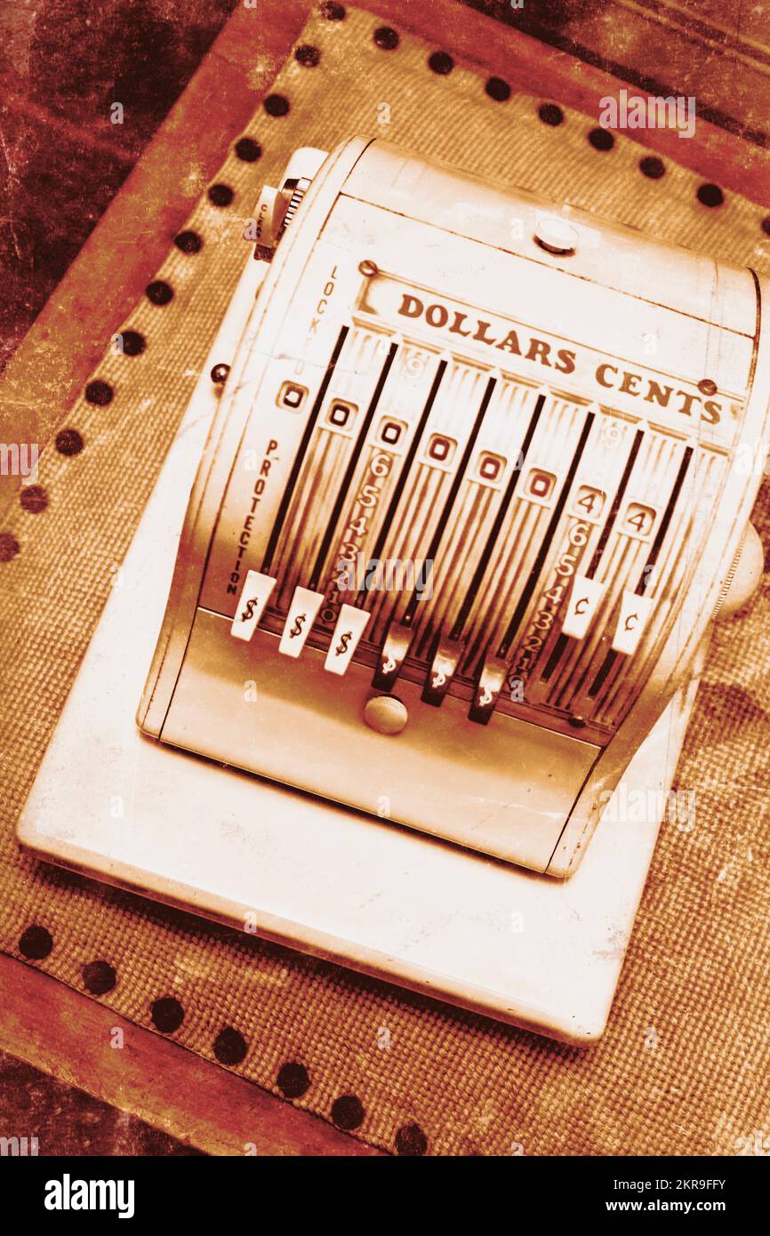 Foto d'oggetto d'epoca con texture di un registratore di cassa obsoleto fino a quando non si trova nel negozio di articoli di un giorno. Dettagli del negozio Foto Stock