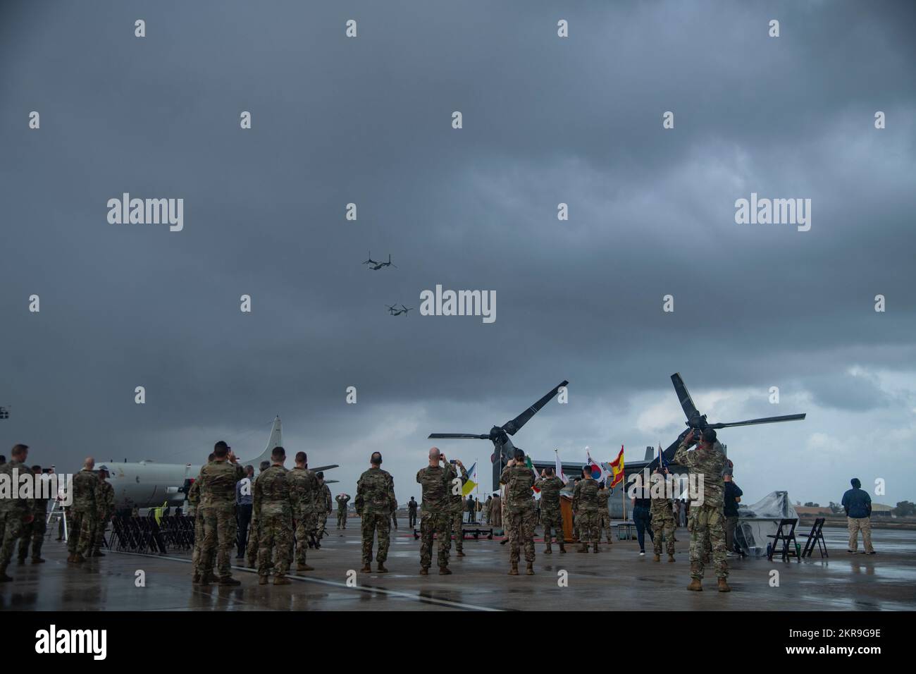 Due Stati Uniti I Marine Corps MV-22 Ospreys eseguono un volo durante l'evento Combined Joint Task Force - Corno d'Africa (CJTF-HOA) Partner Appreciation Day 2022 a Camp Lemonnier, Gibuti, 10 novembre 2022. L'evento ha incluso esposizioni statiche di aeromobili multinazionali, una dimostrazione aerea delle capacità degli Stati Uniti e mostre di attrezzature provenienti dalle nazioni partner CJTF-HOA. Foto Stock