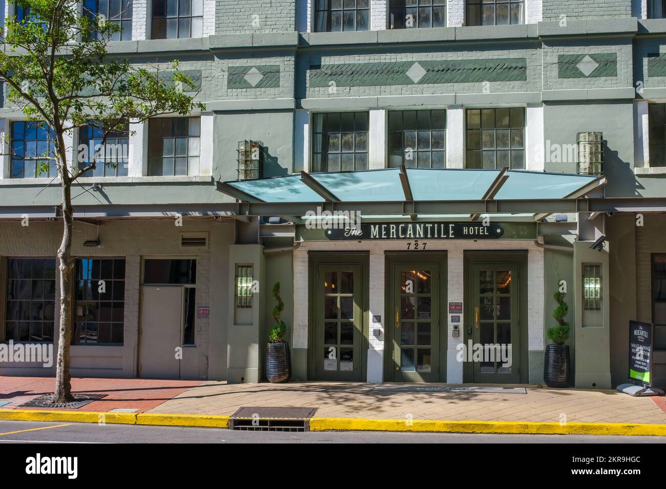 Di fronte al Mercantile Hotel su S. Peters Street il 26 ottobre 2022 a New Orleans, Louisiana, Stati Uniti Foto Stock