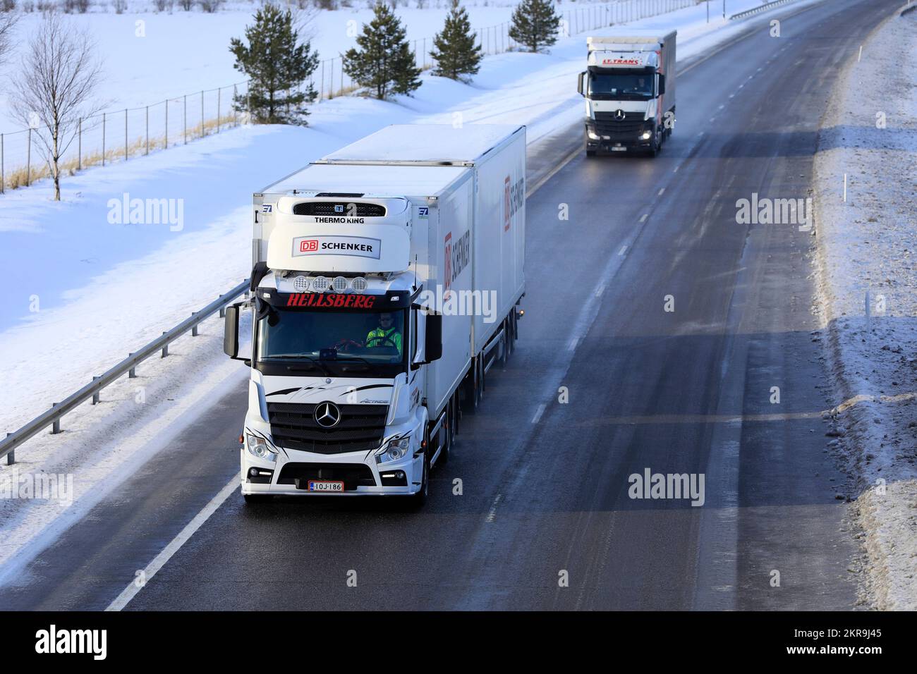 L'autocarro Mercedes-Benz Actros traina un rimorchio a temperatura controllata in autostrada, seguendo un altro autocarro Mercedes-Benz. Salo, Finlandia. Febbraio 10, 2022. Foto Stock