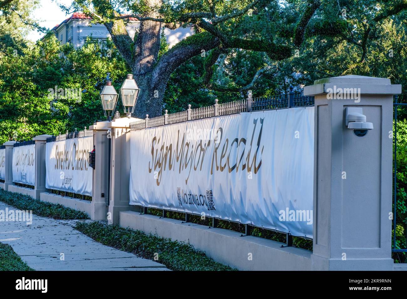 NEW ORLEANS, LA, USA - 27 NOVEMBRE 2022: Grande bandiera sulla recinzione di St. Charles Avenue Mansion promuovere il ricordo del sindaco di New Orleans, Latoya Cantrell Foto Stock