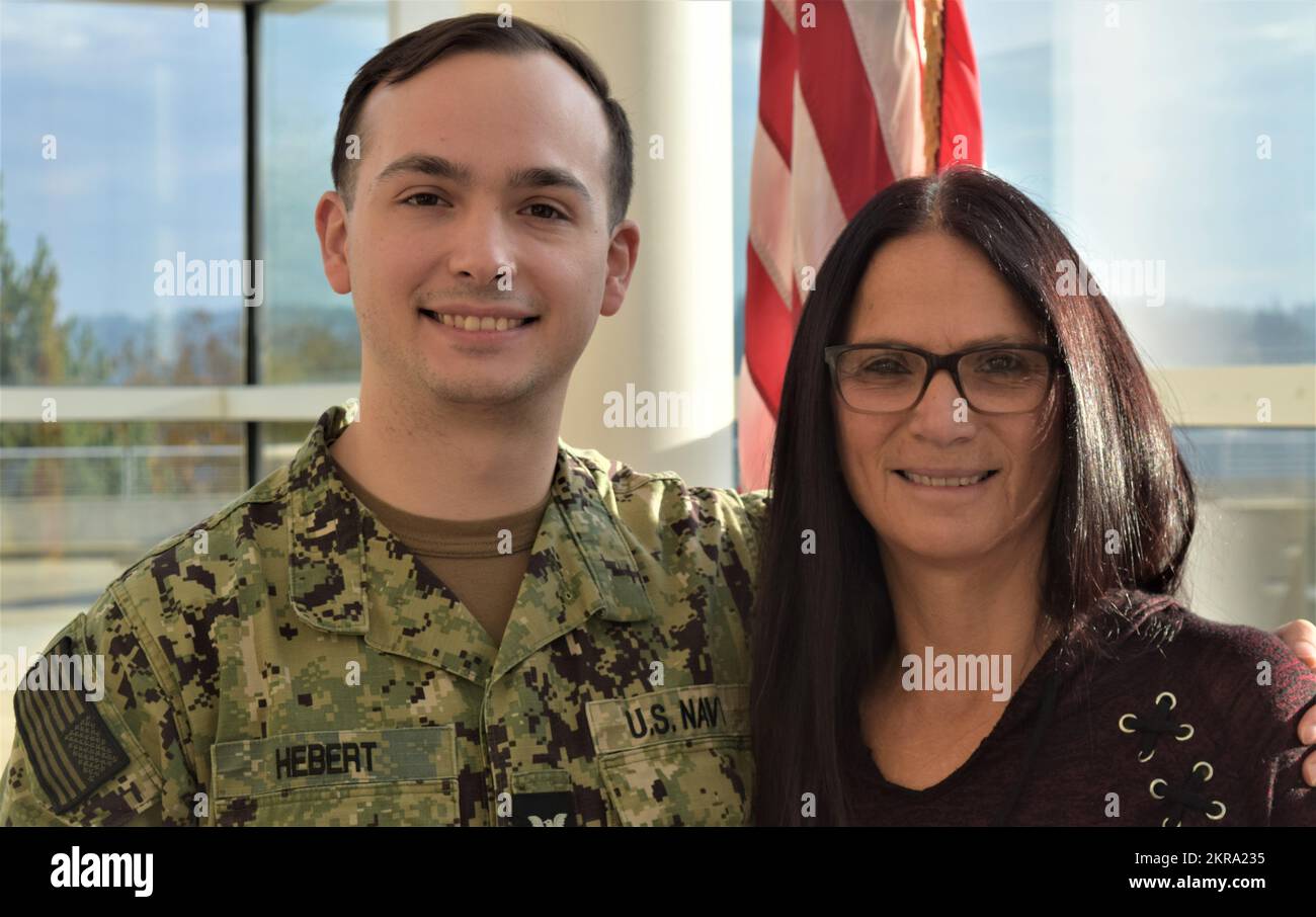 Tutto in famiglia... Ospedale Corpsman 3rd Classe Joshua Hebert e Diane Hebert sono una squadra madre-figlio al Navy Medicine Readiness Training Command Bremerton. Joshua, un tecnico di terapia fisica, è l'ufficiale principale del piccolo e del reparto di terapia fisica del comando e Diane è un tecnico di salute sul lavoro con NMRTC Bremerton Puget Sound Naval Shipyard distaccato (foto ufficiale della Marina di Douglas H Stutz, NHB/NMRTC Bremerton funzionario per gli affari pubblici). Foto Stock