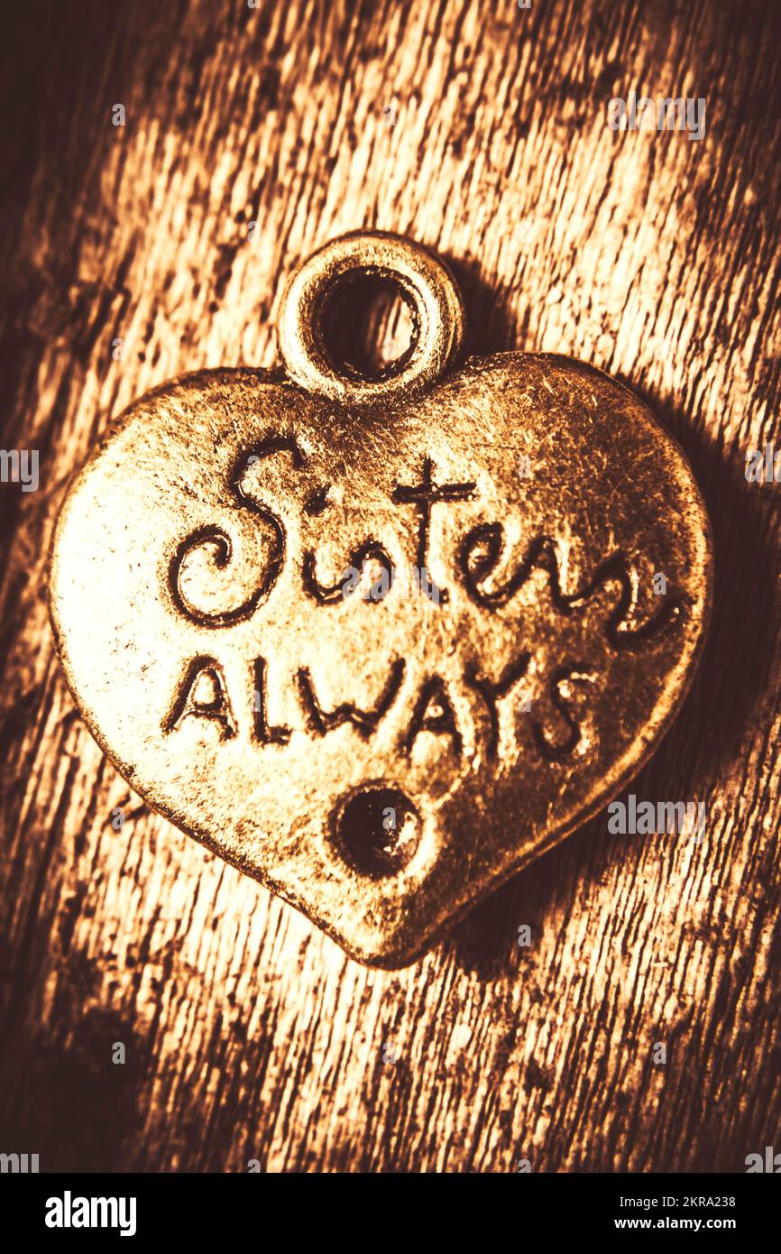 Pendente d'amore in stile vintage con un fascino a forma di cuore Inscritto con le parole Suore sempre Foto Stock