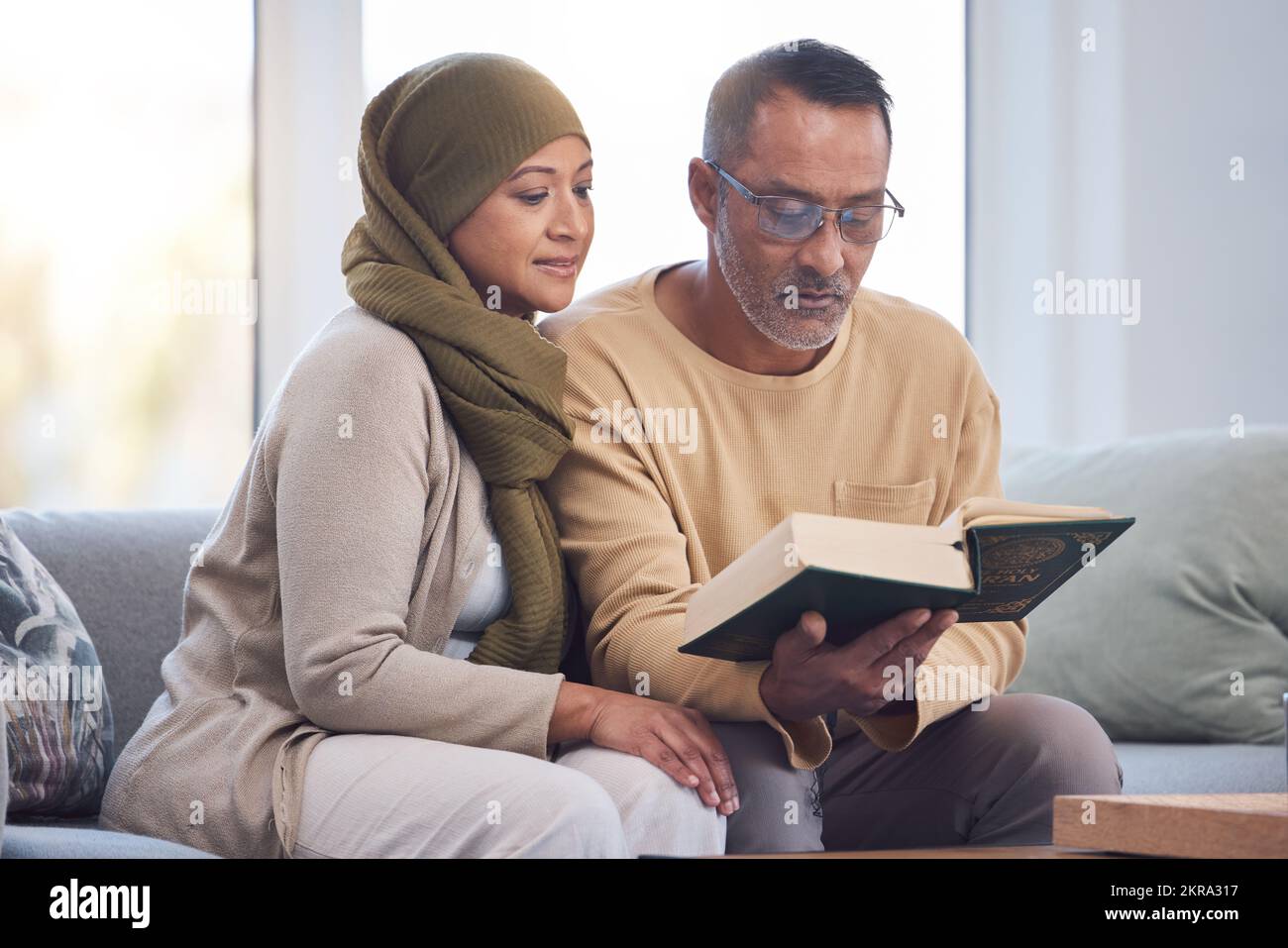 Coppia musulmana, leggendo il Corano e spirituale con l'islam, hijab e libro per la fede, la fiducia e l'apprendimento delle Scritture in casa. Uomo islamico, donna e leggere Foto Stock