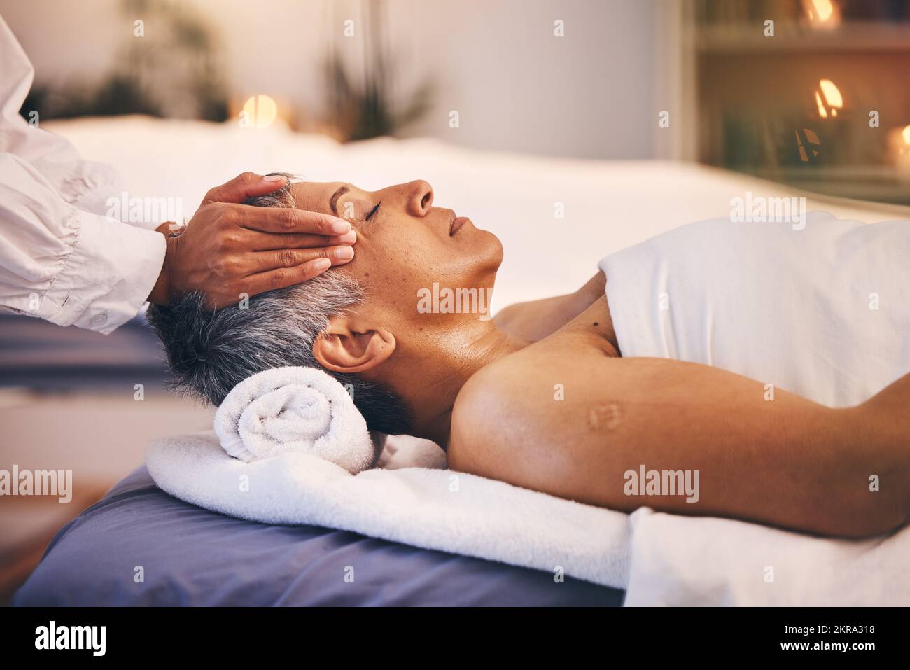 Massaggio mani, donna anziana e testa al centro benessere, relax e stress. Lusso, zen e pace con anziana donna su tavolo con massaggiatrice per Foto Stock