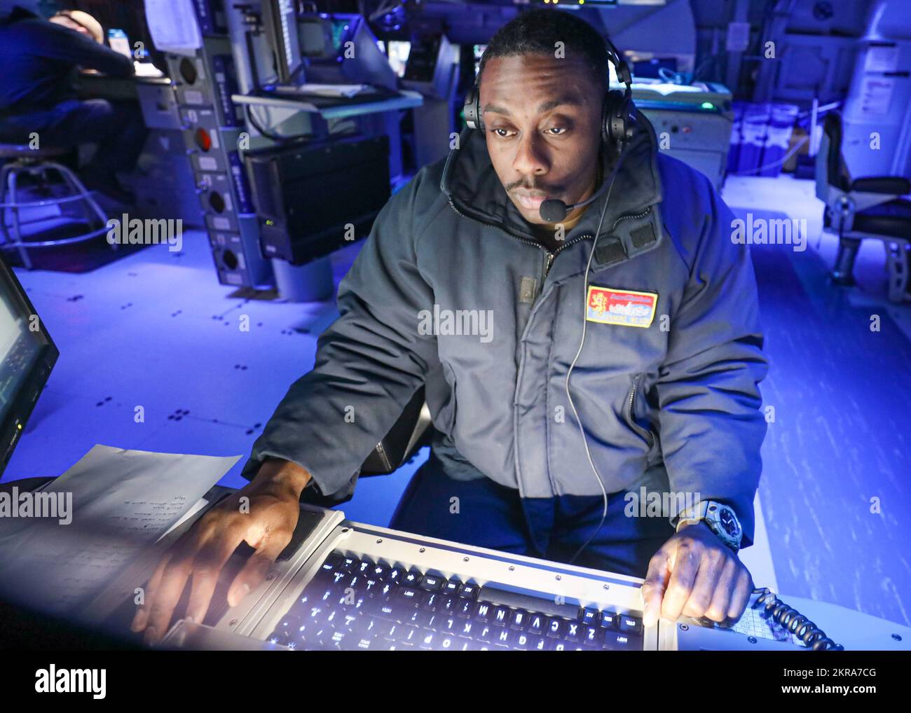 MARE DELLE FILIPPINE (10 novembre 2022) il compagno capo Gunner D’Andre Wilson, di Arlington, Texas, controlla i contatti di superficie dal centro informazioni di combattimento (CIC) a bordo del cacciatorpediniere missilistico guidato di classe Arleigh Burke USS Benfold (DDG 65) durante un esercizio bilaterale congiunto anti-sottomarino, parte di Keen Sword nel Mare delle Filippine, 10 novembre. Keen Sword è un esercizio biennale, congiunto e bilaterale di formazione sul campo che coinvolge i militari statunitensi e il personale della forza di autodifesa giapponese, progettato per aumentare la prontezza e l'interoperabilità rafforzando al contempo l'alleanza Giappone-Stati Uniti. Foto Stock
