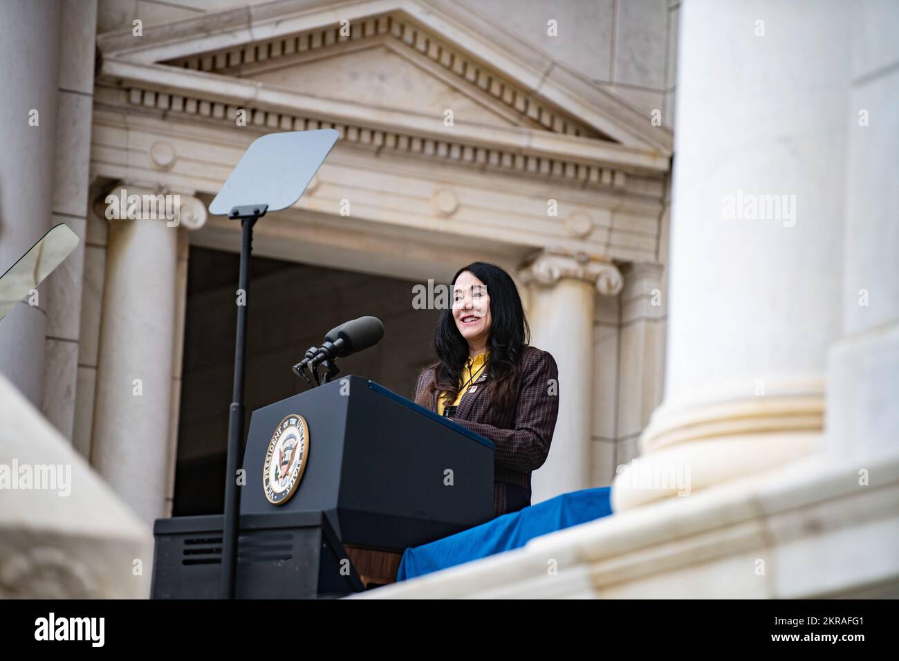 Karen Durham-Aguilera, direttore esecutivo, Office of Army Cemeteries and Army National Military Cemeteries, parla durante l'osservanza della Giornata Nazionale dei Veterani del 69th nel Memorial Amphitheatre di Arlington National Cemetery, Arlington, Virginia, 11 novembre 2022. Foto Stock