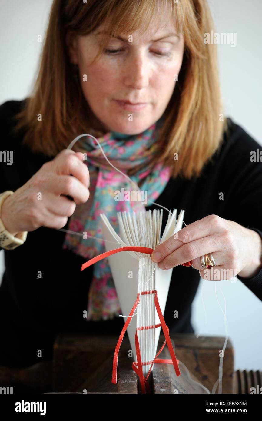 Libro Binder e conservatore sue Crossley al suo studio di Cheltenham. Foto Stock