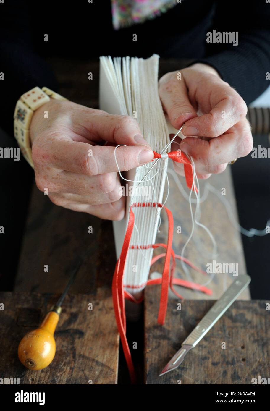Libro Binder e conservatore sue Crossley al suo studio di Cheltenham. Foto Stock