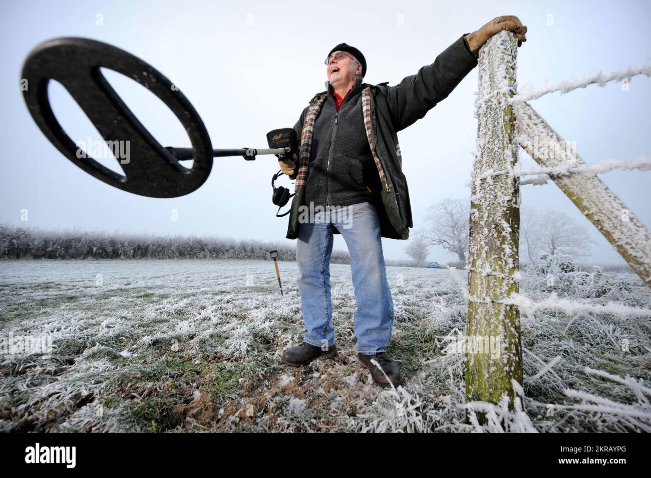 Il metal detector David Crisp nel campo di Somerset dove scoprì il 'Frome Hoard', la seconda più grande collezione di monete romane da scoprire Foto Stock