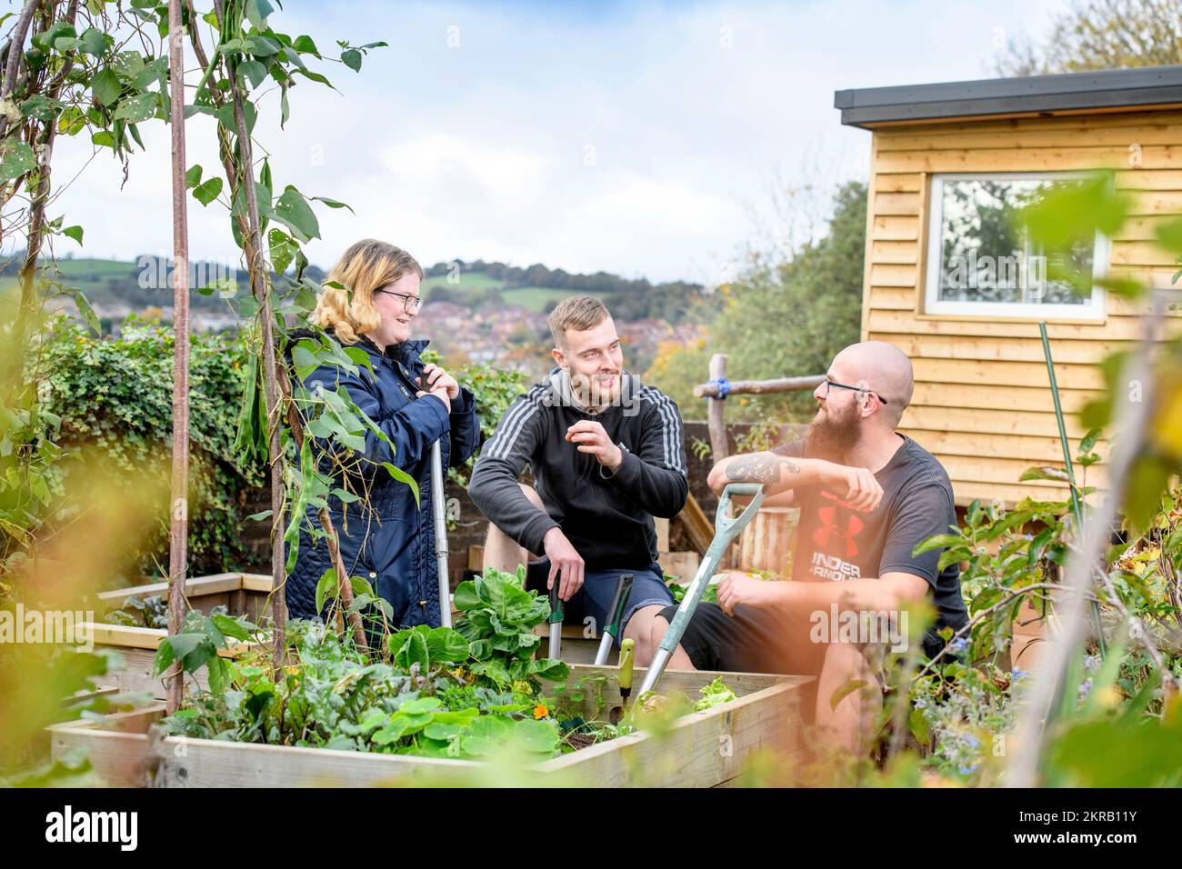 YMCA residenti nel giardino della comunità a YMCA Exeter UK Foto Stock