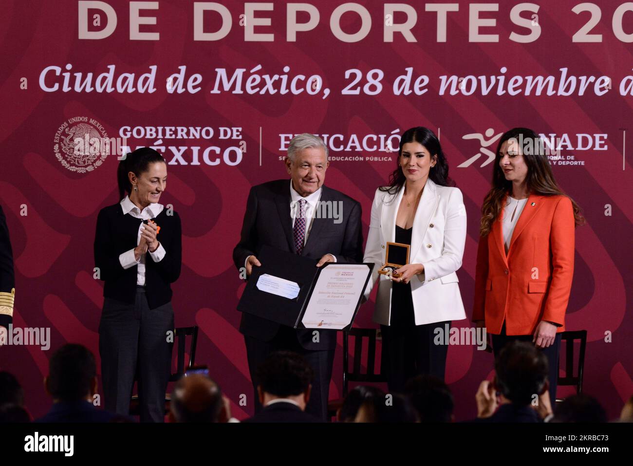 Città del Messico, Messico. 28th Nov 2022. 28 novembre 2022, Città del Messico, Messico: Karina Guadalupe Alanis Morales riceve il premio nazionale per lo sport dal presidente messicano Andres Manuel Lopez Obrador, capo governo di Città del Messico Claudia Sheinbaum Pardo, direttore generale della Commissione nazionale per la cultura fisica e lo sport (CONADE), Ana Gabriela Guevara durante la cerimonia dei National Sports Awards al Palazzo Nazionale il 28 novembre 2022 a Città del Messico, Messico. (Foto di Carlos Tischler/ Credit: Eyepix Group/Alamy Live News Foto Stock