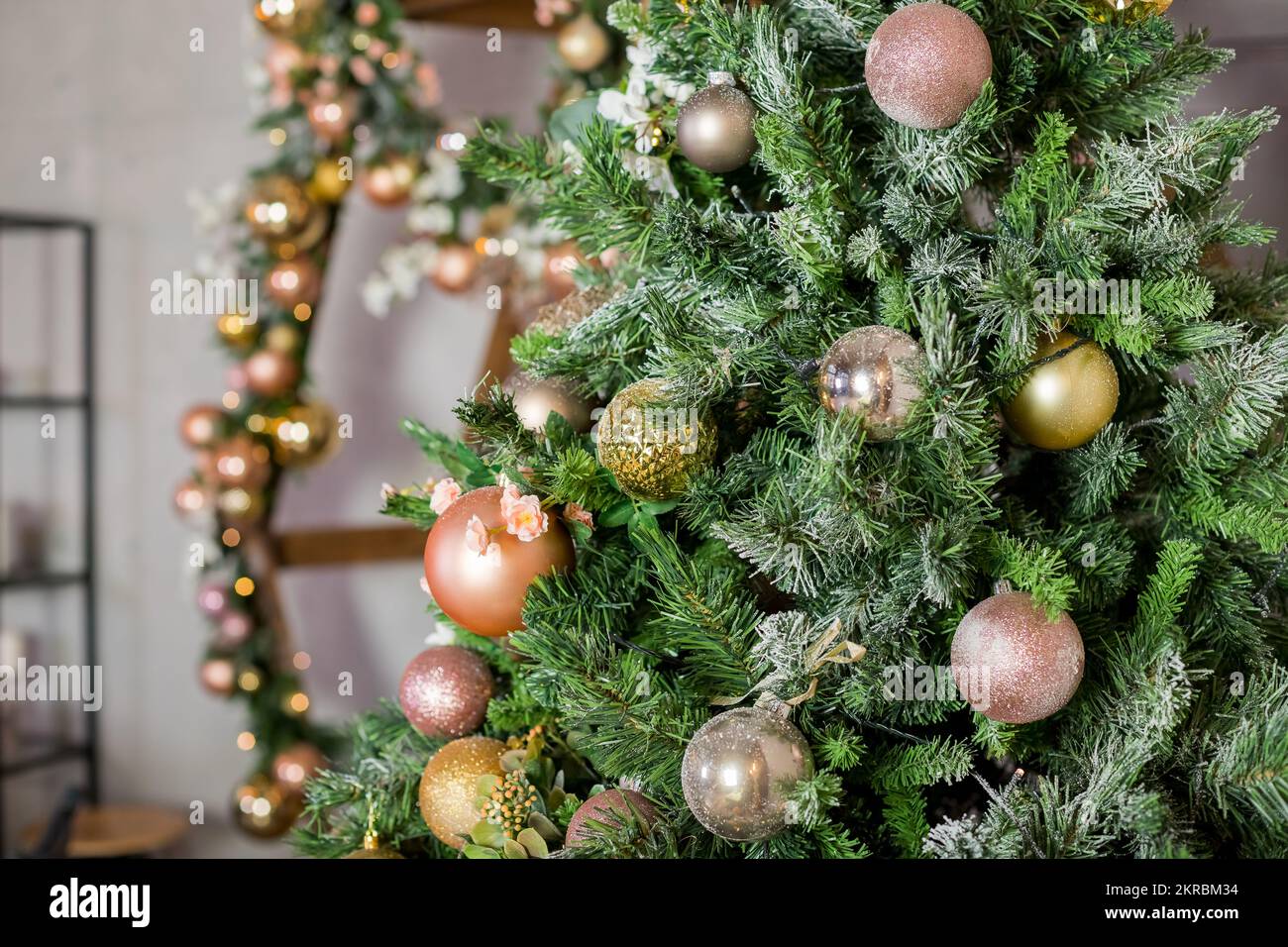 Decorazioni natalizie, palle dorate, arancioni appese su una cornice  decorativa in legno. Vacanze invernali atmosphere.festive, oro luminoso  albero di Natale decorazione Foto stock - Alamy